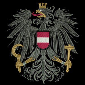 K&ouml;nnte beinhalten: Gestickter Aufn&auml;her mit dem &ouml;sterreichischen Wappen. Ein schwarzer Adler mit roter Zunge h&auml;lt einen Schild mit der &ouml;sterreichischen Flagge. Der Adler ist von verzierten goldenen Details und einer Kette umgeben.