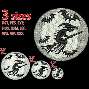 Puede incluir: Tres diseños de bordado de una bruja volando en una escoba frente a una luna llena con murciélagos. Los diseños están disponibles en tres tamaños: 7,6 cm, 5 cm y 3 cm. Los diseños están disponibles en los siguientes formatos: DST, PES, EXP, HUS, KSM, JEF, VP3, VIP y XXX.