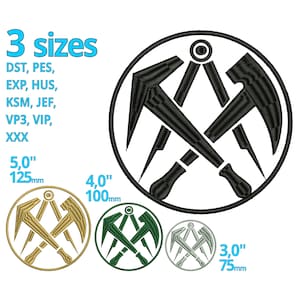 Puede incluir: Tres diseños de bordado de un logotipo en blanco y negro con una brújula y dos martillos cruzados en un círculo. Los diseños están en tres tamaños: 5 pulgadas, 4 pulgadas y 3 pulgadas. Los diseños están en dorado, verde y gris.