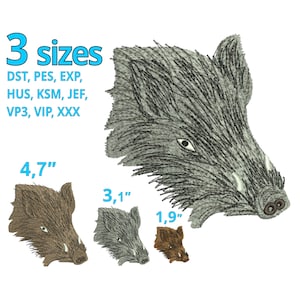 Könnte beinhalten: Drei Stickmuster eines Wildschwein-Kopfes in verschiedenen Größen: 4,7 Zoll, 3,1 Zoll und 1,9 Zoll. Die Designs sind in Grautönen und Braun.