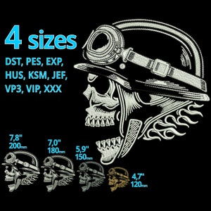 Könnte beinhalten: Ein weiß gestickter Schädel, der einen Helm mit Brille und Flammen trägt. Das Bild zeigt vier verschiedene Größen des Designs: 7,8 Zoll, 7 Zoll, 5,9 Zoll und 4,7 Zoll. Der Text "4 Größen" befindet sich oben im Bild. Der Text "DST, PES, EXP, HUS, KSM, JEF, VP3, VIP, XXX" befindet sich unterhalb des Schädelbildes.