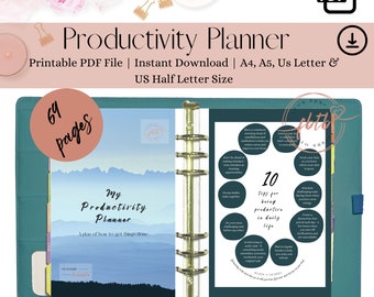 Könnte beinhalten: Ein blaugrüner Produktivitätsplaner mit goldenen Ringen. Der Planer hat einen Einband mit einem Aquarellhintergrund und dem Text "My Productivity Planner" und "A plan of how to get things done". Der Planer ist auf einer Seite mit 10 Tipps für ein produktives Leben im Alltag geöffnet.