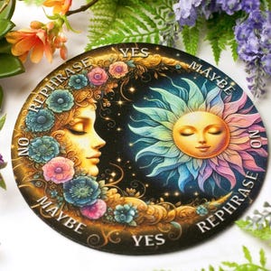 Könnte beinhalten: Runder Dekorationsartikel mit einem himmlischen Design. Es zeigt das Gesicht einer Frau als Mond und eine Sonne mit einem Gesicht, umgeben von floralen Akzenten. Die Wörter "Yes", "Maybe", "No" und "Rephrase" sind enthalten.