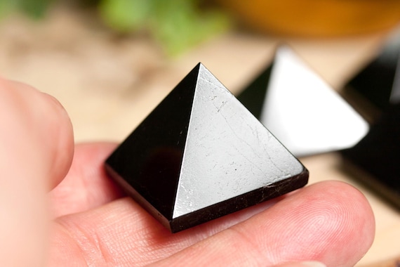 Turmalin Schörl Pyramide | Edelsteinpyramide aus Turmalin | Pyramide aus Turmalin | Turmalinpyramide | Edelsteinpyramide Turmalin Schörl