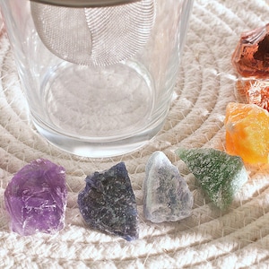7-Chakra-Steine Set mit Glas und Sieb | Set Wassersteine | Edelsteinwasser 7-Chakras | Energiewasser mit 7 Kristallen | Chakra Steine