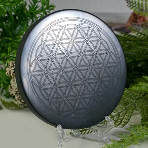 Schungit Scheibe mit Blume des Lebens ca. 10cm | Schungitplatte mit Lebensblume | Dicke Schungit Platte | Schungitplatte aus Karelien