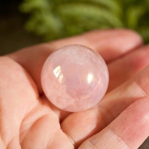 Rosenquarz Aura Kugel | Kleine Rosenquarz Kugel Aura | Rosenquarz Kugel bedampft | Angel Aura Kugel | Rosenquarz Angel Aura