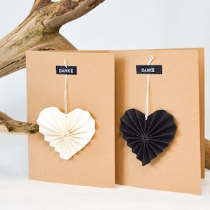 Faltkarte mit Papierherz Anhänger Grußkarte Valentinstag / Muttertag / Hochzeit / weiß, schwarz oder braun / Mix&Match / Hochzeitskarte