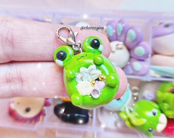 Kawaii floral frog charm, frog necklace, necklaces with charms, polymer clay charms, crochet, frog charm, frog jewelry, gift, frog jewelry.