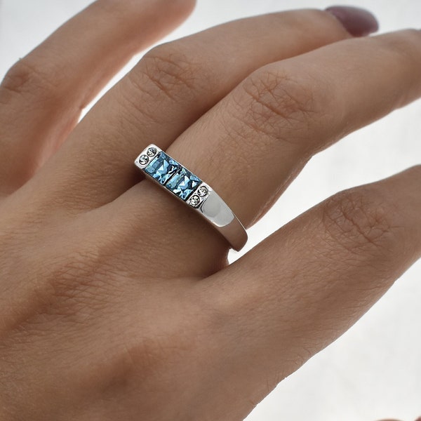 Band ring with light blue and white crystals, delicate ring, luminous ring, modern ring, minimalist ring, band ring