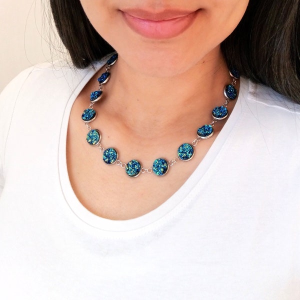 Elegante gargantilla de acero con cabujón azul - Joyería artesanal - Collar de mujer - resina - Regalo para ella - hecho a mano - Moderno