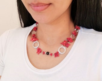 Collar de coral con perlas blancas, piedra ónix, coral rojo y cristales brillantes - Collar de mujer - Verano - Mar - Regalo para ella