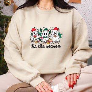 Bluza świąteczna Tis the Season | Świąteczny sweter świąteczny | Przytulna odzież zimowa | Bluza świąteczna unisex | Sezonowa bluza świąteczna