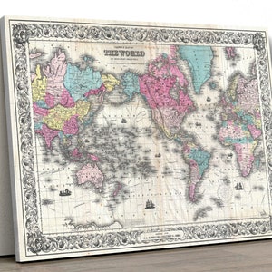 Può includere: Una stampa di una mappa del mondo antica con un bordo decorativo. La mappa è stampata in bianco e nero con accenti di colore rosa, blu e giallo. La mappa è intitolata "Il Mondo" e include il testo "Pubblicato da J.H. Colton, New York."