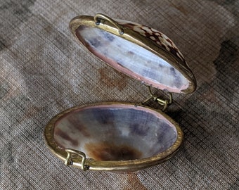 1970s Natural Tiny Shell Trinket Travel Purse **Very Special Shell
