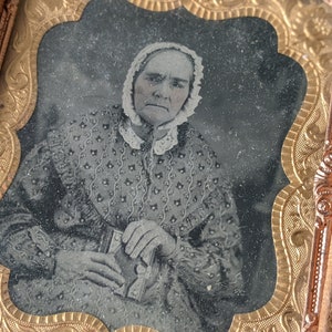 1800s Tintype Senior Womans Portrait Wood Leather Brass Velvet Case Frame !! Amazing Antique Photography & Collectibles