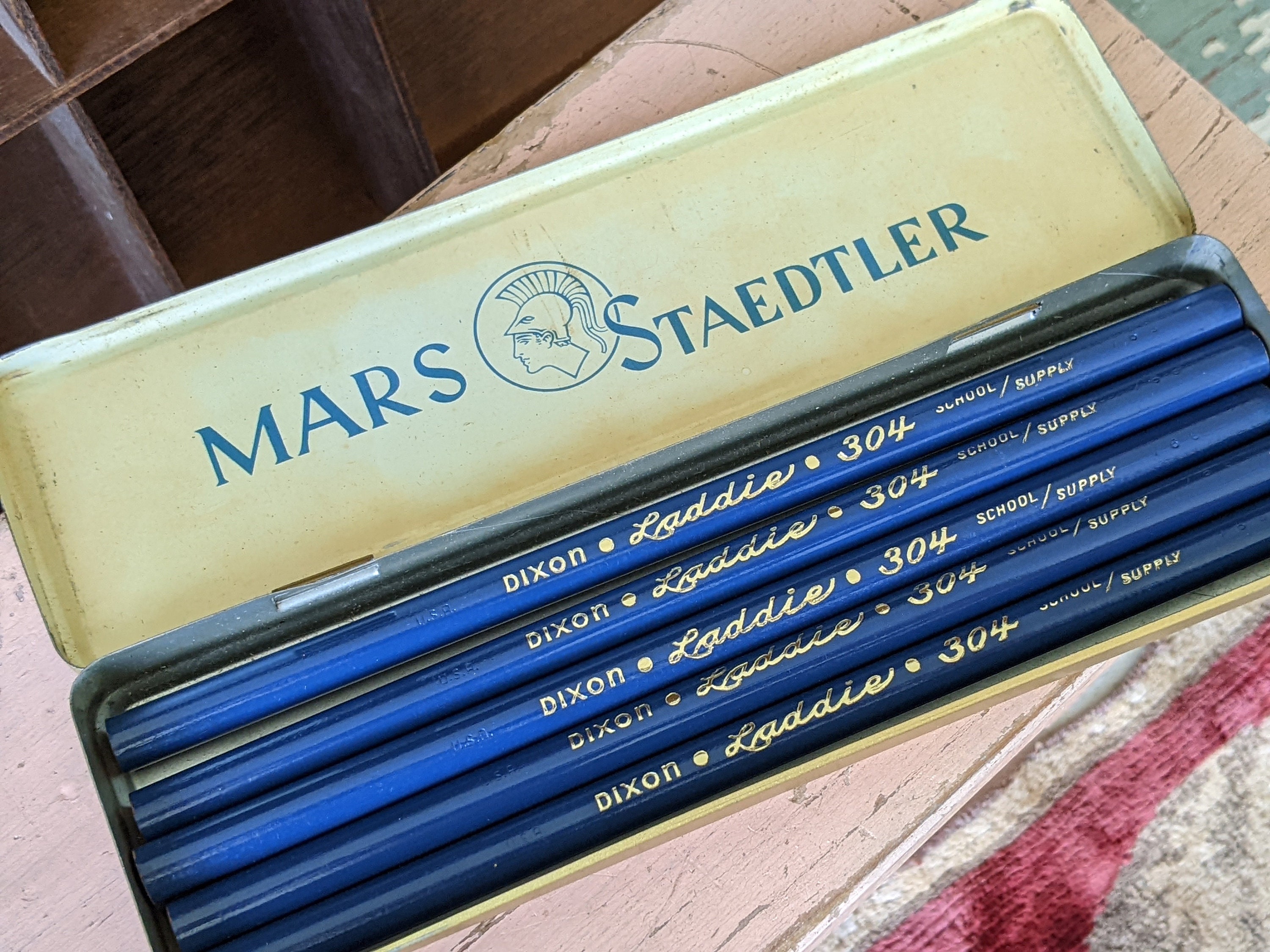 1950 MARS STAEDTLER PENCIL TIN WITH TWELVE 2H PENCILS AND ORIGINAL PAPER  INSERT - TIQUE-TOCK