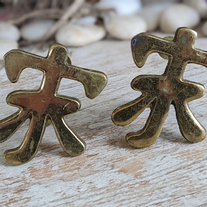 May include: Two gold-colored metal Chinese characters, the first character is "来" and the second character is "福".