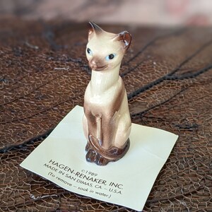 1989 !! NOC Siamese Kitten At Attention Miniature by Hagen Renaker on Original Card Porcelain !! Adorable Vintage Gifts & Collectibles