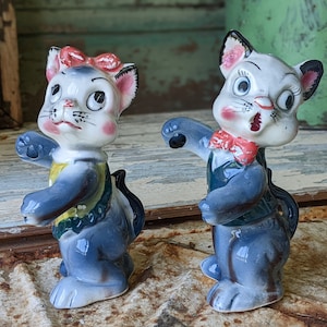 1950s **Rare Hugs Cats Salt & Pepper Shakers Kitsch Anthropomorphic Kittens Bows Tie Japan Kitschy Cute!!