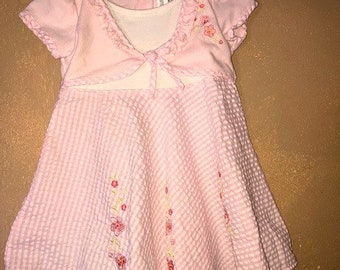 Robe Youngland Pink Seersucker avec haut noué boléro avec fleurs brodées 24 mo.