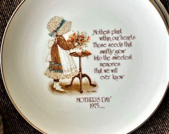 Holly Hobbie 1975 Mothers Day Plate