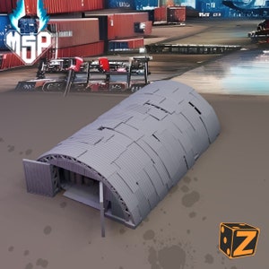 Könnte beinhalten: Ein grauer, wellblechverkleideter Hangar mit einer großen, offenen Tür. Der Hangar ist für den Einsatz in einem Tabletop-Kriegsspiel oder einer Miniaturlandschaft konzipiert.