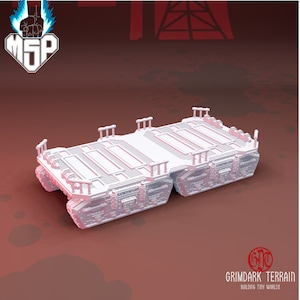 Puede incluir: Un modelo de plástico blanco detallado de una plataforma de carga futurista con orugas. La plataforma tiene una superficie plana rectangular con bordes elevados y múltiples filas de pequeños detalles rectangulares. La plataforma está soportada por dos juegos de orugas, cada uno con múltiples ruedas.