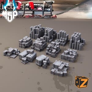 Op de afbeelding: Een verzameling grijze miniatuur terreinstukken, waaronder kisten, vaten en industriële structuren. De stukken zijn gerangschikt op een neutrale ondergrond, geschikt voor tabletop gaming of modelbouw.