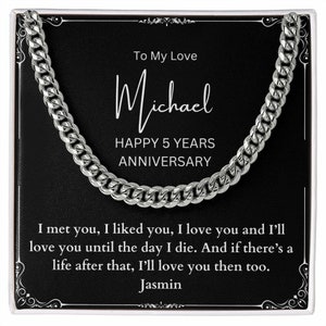 Puede incluir: Una caja de regalo negra con una cadena plateada en su interior. La caja tiene un mensaje que dice: "To My Love Michael Happy 5 Years Anniversary I met you, I liked you, I love you and I'll love you until the day I die. And if there's a life after that, I'll love you then too. Jasmin"