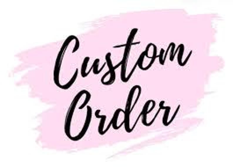Pu&ograve; includere: Le parole "Custom Order" in elegante scrittura nera sono visualizzate su uno sfondo rosa chiaro in stile acquerello. Il testo &egrave; centrato, creando un design visivamente accattivante per richieste personalizzate.