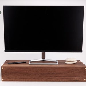 Support pour écran, support pour ordinateur, cachez vos câbles, organisation du bureau, design moderne, noyer massif, chêne ou érable.