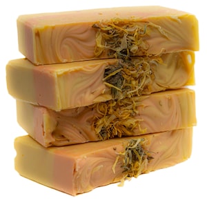 Jabón artesanal de caléndula ecológico, hecho a mano, proceso en frío, natural, sin aceite de palma.
