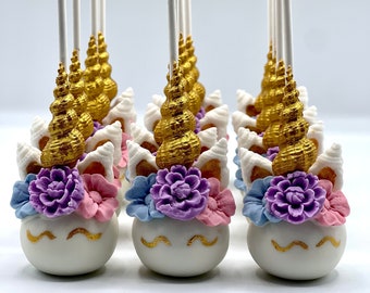 Cake Pops enrobés de chocolat sur le thème de la licorne pour une fête d'anniversaire de licorne, des jolies tables, des cadeaux, une baby shower