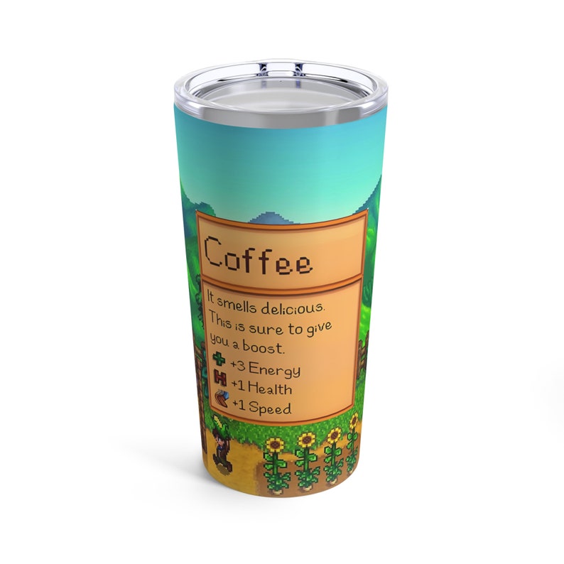 Może przedstawiać: Kubek ze stali nierdzewnej z pikselowym wzorem ziarna kawy i sceny farmy z gry wideo Stardew Valley. Tekst na kubku brzmi "Coffee" i "It smells delicious. This is sure to give you a boost. +3 Energy +1 Health +1 Speed".