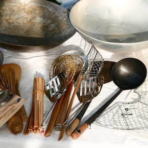 Zestaw do gotowania z patelnią wok i przyborami kuchennymi / Stal ręcznie kuta / 15 szt. / Vintage Chinese Connection / Pałeczki bambusowe do tempury, szczypce Chuan