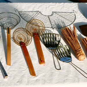 Vintage Wok Utensil Cooking Set - Bamboo Brush, Chinese Chopsticks, Chuan & Stainless Spatula, Ladle, Strainer, Tempura Rack