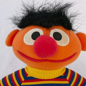 Vintage Ernie pluche pop / Sesamstraat verzamelbaar knuffelbeest 25 cm / 1984 / Kinder