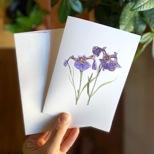Tarjeta de felicitación con sobre (en blanco por dentro) con flor de iris violeta. Impresión artística. Pintura botánica en acuarela. Flor silvestre nativa de Alaska.
