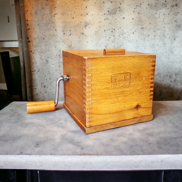 Large hand-cranked grater for cheese and dry bread Mod. "La Rapida Tre C" 19th century