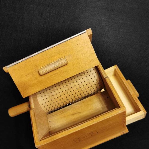 Large hand-cranked grater for dry bread cheese, "La Rapida Tre C" model, 19th century