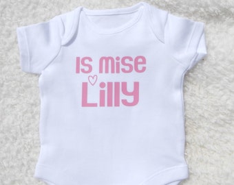 Personalisierte irische Baby Weste / ist Mise Baby Weste / Neugeborene Geschenk mit Namen / irisches Baby Geschenk / irische Sprache Geschenk / neues Baby Geschenk aus Irland