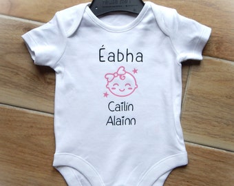 Chaleco de bebé irlandés personalizado/ Chaleco de bebé Cailín o Buachaill Alainn con nombre/ Regalo de bebé irlandés/ Regalo de idioma irlandés/ Anuncio de nombre de bebé