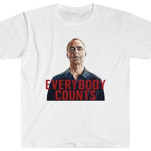 Puede incluir: Camiseta blanca con una foto de un hombre y el texto "EVERYBODY COUNTS" en rojo.