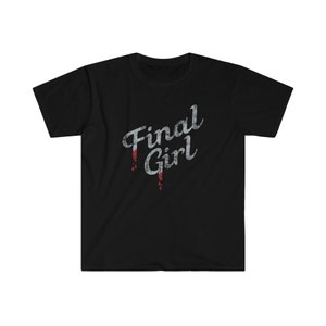Könnte beinhalten: Schwarzes T-Shirt mit einem abgenutzten weißen Aufdruck, der "Final Girl" sagt, mit rotem Blut, das von den Buchstaben tropft.
