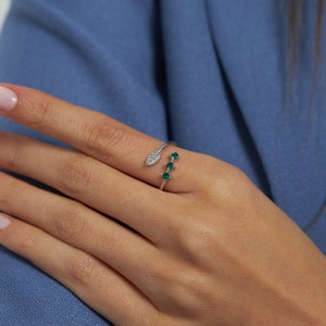 Bagues Minimalistes 3 Pierres, Cadeau de Noël pour Elle, Bague Émeraude, Cadeau Meilleure Amie image 4