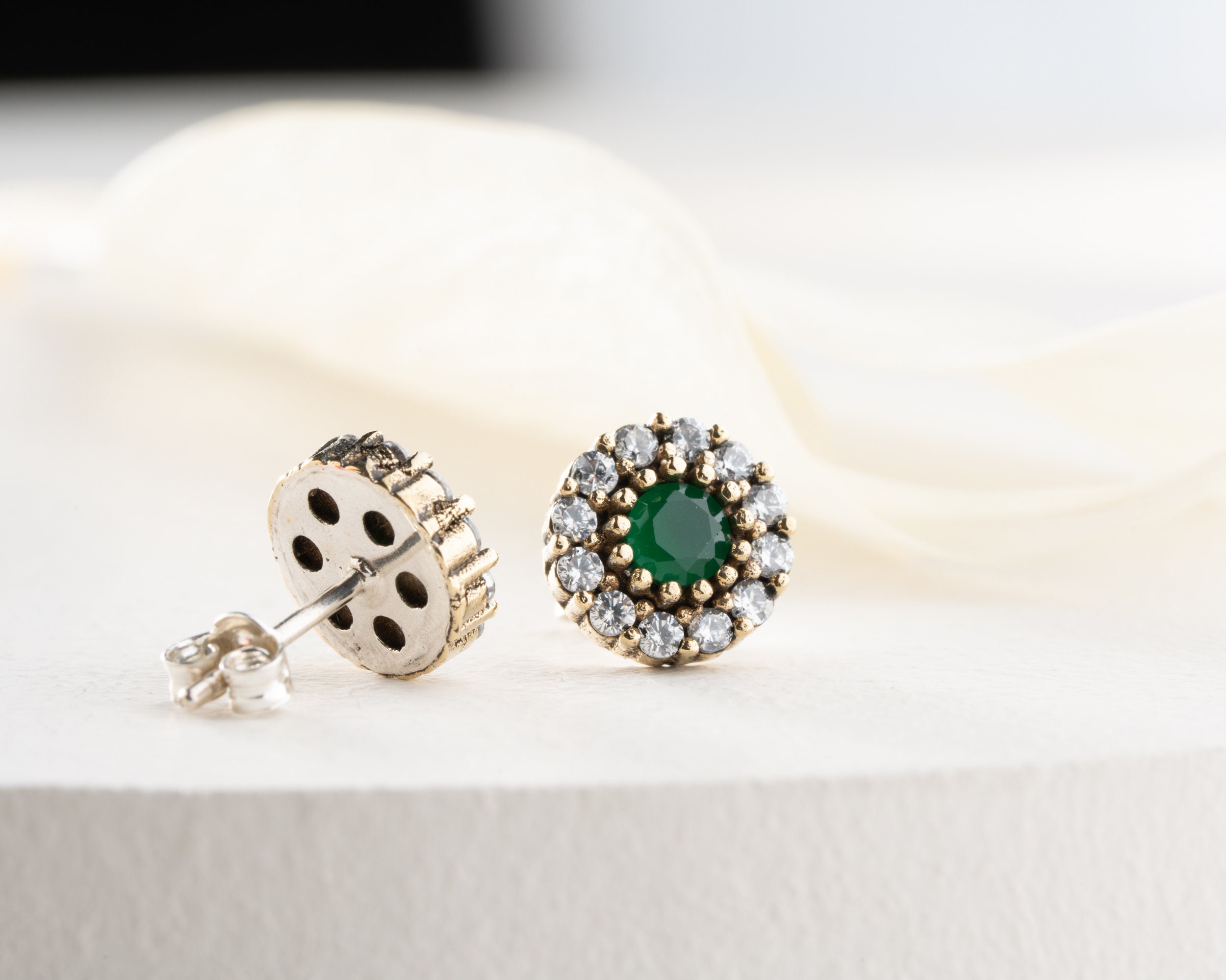 Orecchini a bottone in argento sterling tonalità oro | Emporio Armani
