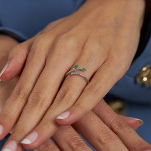 Bague minimaliste en argent 925K avec 3 pierres, bagues émeraude pour femme, bague délicate, cadeau d'anniversaire meilleur ami pour elle image 9