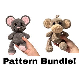 Puede incluir: Un paquete de patrones de crochet con un ratón gris y un mono marrón amigurumi. Los juguetes están en pose con los brazos extendidos. El texto "Pattern Bundle!" está escrito en letras negras sobre un fondo blanco.