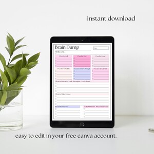 Op de afbeelding: Een digitale planner op een tablet, met een "Brain Dump"-indeling voor taken en doelen. De planner heeft roze en blauwe kleurblokken en de tekst "instant download" en "easy to edit in your free canva account."